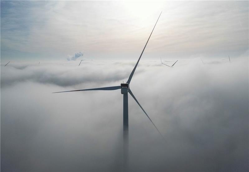 77 Prozent zweifeln an Erreichung der Energiewende-Ziele Der Ausbau der erneuerbaren Energien aus Wind und Sonne spielt eine Schlüsselrolle in der Energiewende.