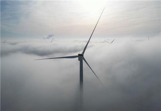 Der Ausbau der erneuerbaren Energien aus Wind und Sonne spielt eine Schlüsselrolle in der Energiewende.