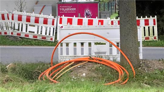 Der Ausbau des Glasfasernetzes, den die Telekom in der Gemeinde betreibt, ist mancherorts nach wie vor eine Baustelle.
