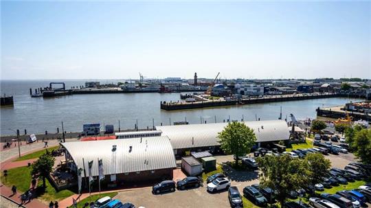 Der Ausblick über den Hafen Cuxhavens von der Aussichtsplattform vom „Hamburger Leuchtturm“.