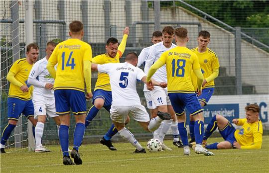 Der Ausgleich für den Goslarer SC 08: Niklas Heidrich (Mi.) drückt den Ball zum 1:1-Endstand gegen Germania Wolfenbüttel über die Linie. Foto: Epping