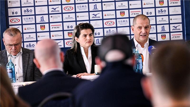 Empörung über Hausverbot bei DESG-Pressekonferenz Der Ausschluss von zwei Journalisten von der Pressekonferenz der Deutschen Eisschnelllauf- und Shorttrack-Gemeinschaft mit Präsident Mathias Große (r) sorgte für Empörung.