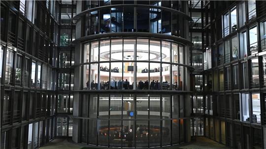 Der Ausschuss tagte bis zum Morgen. 