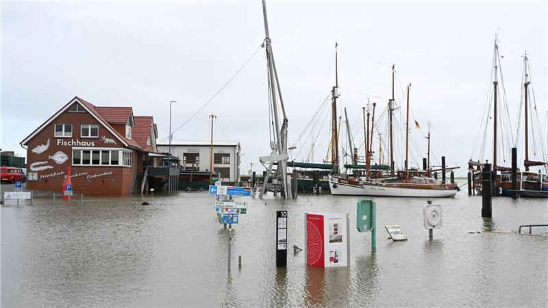 Sturmtief zieht über Niedersachsen und Bremen Der Außenhafen von Ditzum wurde überflutet.