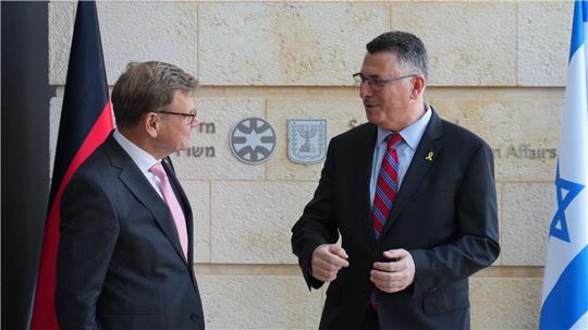 Der Außenminister hat in Jerusalem mit seinem israelischen Kollegen Saar über die humanitäre Lage in Gaza gesprochen.