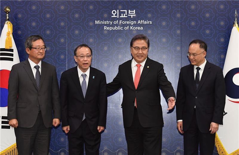 Südkorea, Japan und China streben baldigen Dreier-Gipfel an Der Außenminister von Südkorea (2.v.r), der stellvertretende Außenminister von Japan (2.v.l), sein chinesischer Amtskollegen (r) und Cder stellvertretender Außenminister von Südkorea: Ein ähnliches Treffen könnte wieder stattfinden.