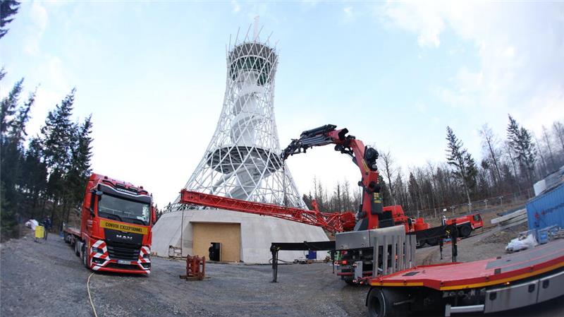 Aussichtsturm erhält vier große Stahlelemente – Eröffnung 2025 Der Aussichtsturm "Hexenreich" in Rothesütte hat jetzt vier Stahlelemente erhalten. Der Turm soll 2025 eröffnet werden.