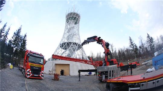 Der Aussichtsturm "Hexenreich" in Rothesütte hat jetzt vier Stahlelemente erhalten. Der Turm soll 2025 eröffnet werden.
