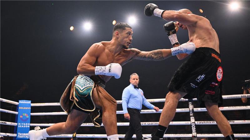 Der Australier Jai Opetaia schlägt hart zu gegen den Deutschen Hüseyin Cinkara.