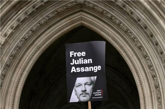Der Australier Julian Assange sitzt seit seiner Festnahme im April 2019 im Londoner Hochsicherheitsgefängnis Belmarsh.