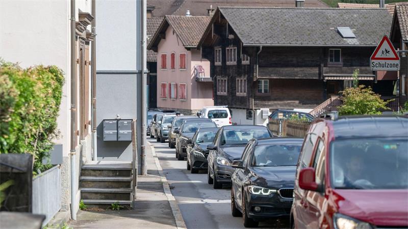 Drei Stunden Stau am Schweizer Gotthard-Tunnel Der Ausweichverkehr aufgrund des Gotthard-Staus belastet das Dorf Amsteg.