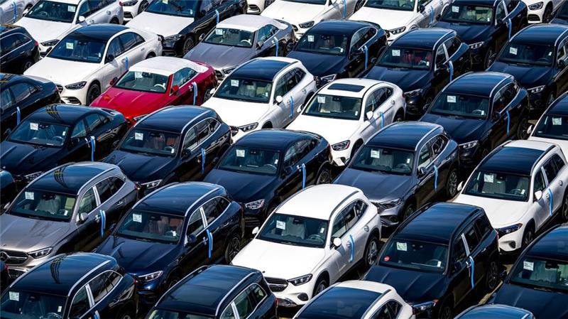 1.000 Euro für Ladestrom - Habeck will E-Autos fördern Der Autoabsatz insgesamt ist nur schleppend. (Archivbild)