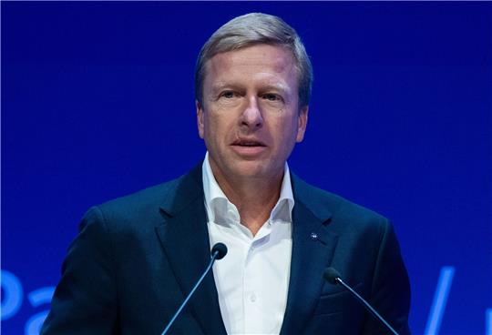 Der Autobauer BMW hat den Vertrag von Vorstandschef Oliver Zipse vorzeitig bis 2026 verlängert.