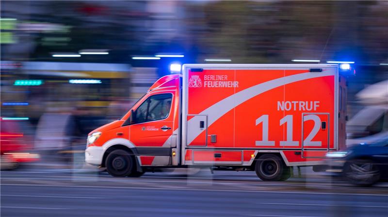 Der Autofahrer wurde durch den Aufprall schwer verletzt. (Symbolbild)