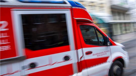 Der Autofahrer wurde ins Krankenhaus gebracht, wo er starb. (Symbolbild)