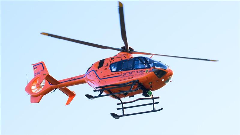 Der Autofahrer wurde per Rettungshubschrauber in ein Krankenhaus gebracht. (Symbolbild)