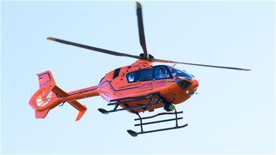 Der Autofahrer wurde per Rettungshubschrauber in ein Krankenhaus gebracht. (Symbolbild)