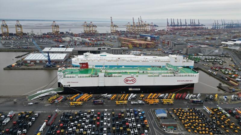 BYD-Anleger Bremerhaven reagiert auf EU-Zoll-Androhung Der Autofrachter „BYD Explorer No.1“.