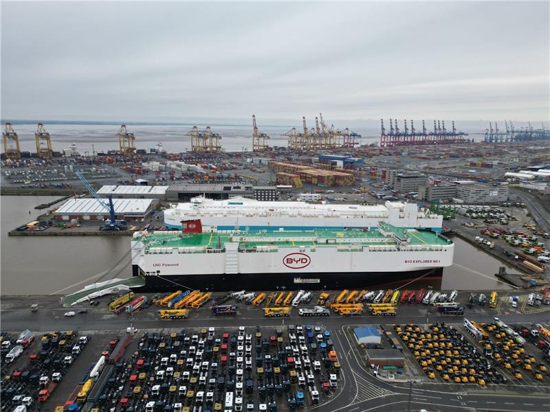 E-Autozölle: China kündigt Gegenmaßnahmen an Der Autofrachter «BYD Explorer No.1» liegt mit 3000 Neuwagen an Bord in Bremerhaven. Der Frachter ist vom chinesischen Shenzen nach Europa gekommen.