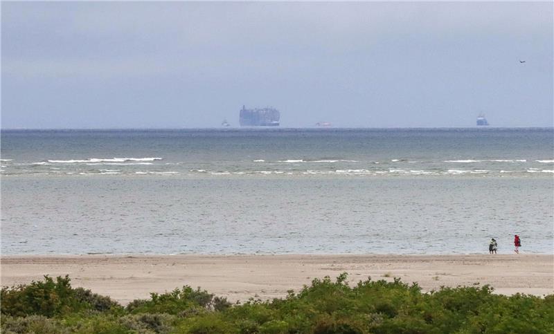 Autofrachter sollte möglichst schnell einen Hafen anlaufen Der Autofrachter «Fremantle Highway» ist vom Strand der niederländischen Insel Schiermonnikoog aus am Horizont zu sehen.