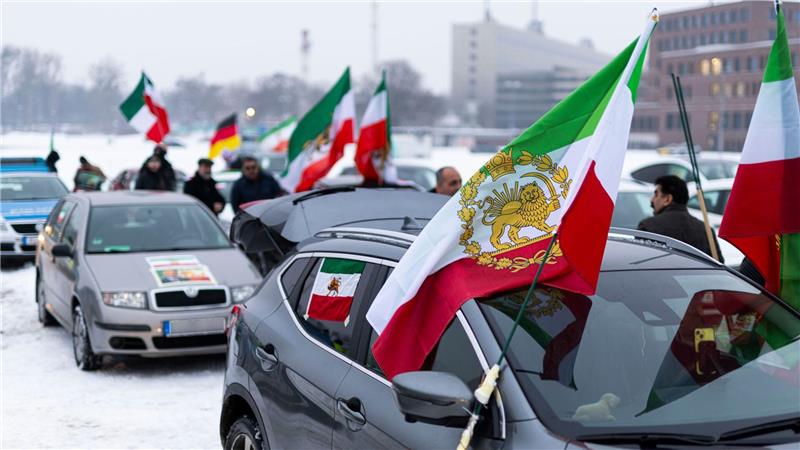 Protest gegen Gewalt im Iran: Autokorso fährt durch Hannover Der Autokorso startete am Schützenplatz in Hannover.