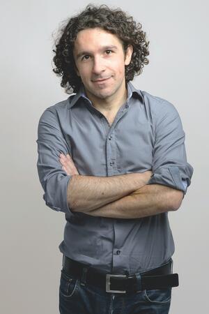 Der Autor Marco Balzano stellt sein Buch „Wenn ich wiederkomme“ im Kulturverein Lewer Däle vor.