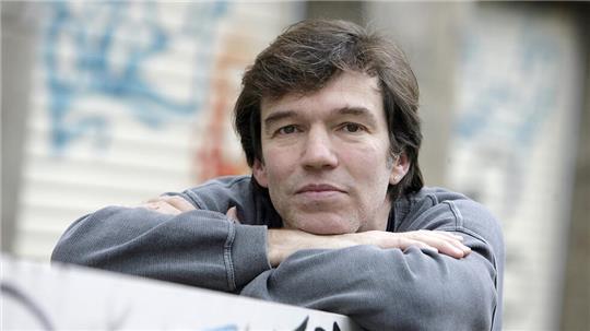 Der Autor Michael Wildenhain liest in der Kniestedter Kirche.