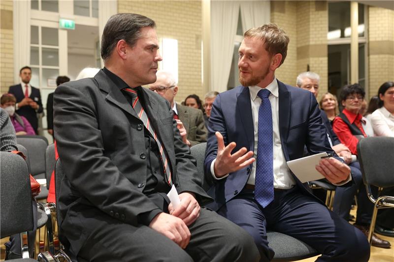 Tellkamp bezweifelt „Reichsbürger”-Umsturzpläne Der Autor Uwe Tellkamp (l) und Sachsens Ministerpräsident Michael Kretschmer bei der Lesung in Berlin.