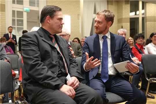 Der Autor Uwe Tellkamp (l) und Sachsens Ministerpräsident Michael Kretschmer bei der Lesung in Berlin.