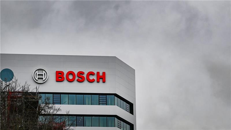 Der Autozulieferer Bosch muss noch mehr sparen als erwartet. (Archivbild)