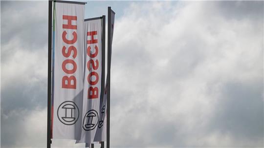Der Autozulieferer Bosch muss sparen - und baut deshalb auch Stellen ab. (Archivbild)