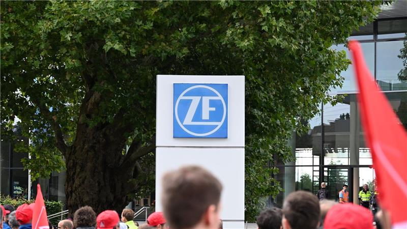 Tausende Menschen protestieren gegen Job-Abbau bei ZF Der Autozulieferer ZF muss sparen (Foto- aktuell)