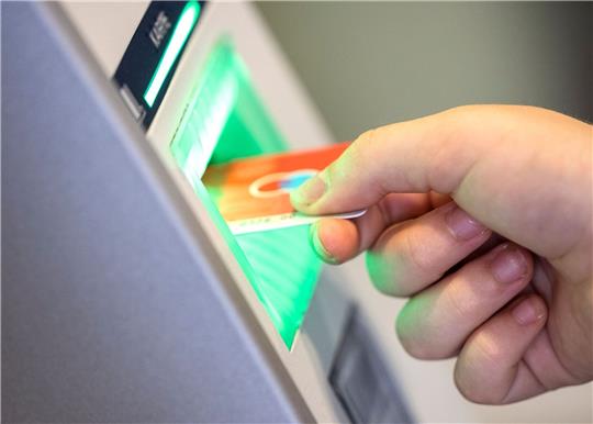 Der BGH hatte am 27. April 2021 entschieden, dass Kreditinstitute bei Änderungen von Allgemeinen Geschäftsbedingungen die Zustimmung ihrer Kundinnen und Kunden einholen müssen.