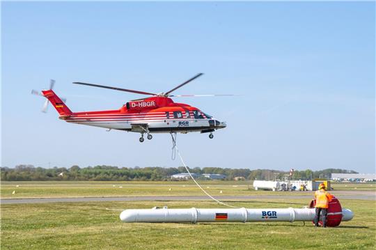 Der BGR-Hubschrauber vom Typ «Sikorsky S-76B» startet mit der elektromagnetischen Flugsonde “Resolve” vom Flugplatz zu einem Erkundungsflug im Moorgebiet.
