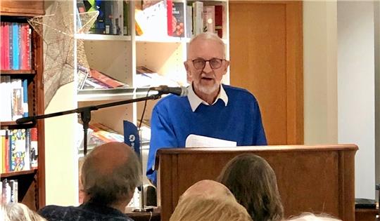 Der Bad Harzburger Autor Werner Hardam stellt in der Bücher-Heimat vor gut 40 Zuhörern eine Auswahl seiner Prosatexte und Gedichte vor. Der Literaturabend bringt Zuschauer und Autor gleichermaßen zum Schmunzeln. Foto: Weber