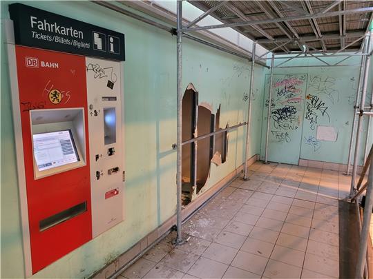 Der Bad Harzburger Bahnhof ist schmutzig, seine Wände sind beschmiert, er ist eingerüstet – und nun klafft neben dem Fahrkartenautomaten auch noch ein Loch. Foto: Exner