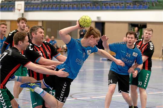 Der Bad Harzburger Cedric Lüders setzt sich hier gegen die beiden Hornburger Tobias Creydt (l.) und Martin Schulz (2.v.l.) durch und ist im Derby mit einem Treffer erfolgreich. Foto: Drechsler