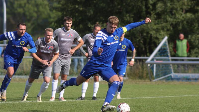 Bad Harzburgs Premiere gegen Adersheim Der Bad Harzburger Joshua Bartels, der hier einen Elfmeter zum 2:1 gegen den FC Ilsetal verwandelt, wird vorerst geschont. Die volle Konzentration liegt für ihn auf der kommenden Saison, für die vor wenigen Tagen auch Jakob Kastern der TSG zugesagt hat.