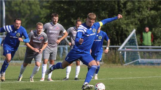 Der Bad Harzburger Joshua Bartels, der hier einen Elfmeter zum 2:1 gegen den FC Ilsetal verwandelt, wird vorerst geschont. Die volle Konzentration liegt für ihn auf der kommenden Saison, für die vor wenigen Tagen auch Jakob Kastern der TSG zugesagt hat.