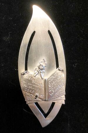 Der Bad Harzburger Jugendliteraturpreis "Eselsohr" ähnelt dem Ohr eines Esels.