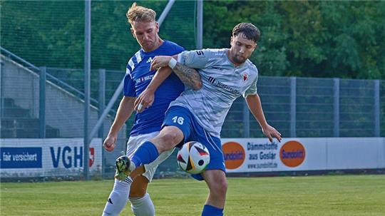 Der Bad Harzburger Julian Ahrens (l.) und der Goslarer Raul Lora-Moreno beharken sich im Derby in der vergangenen Woche. Am Sonntag ist der VfL Oker zum nächsten Nachbarschaftsduell im Osterfeldstadion zu Gast. 