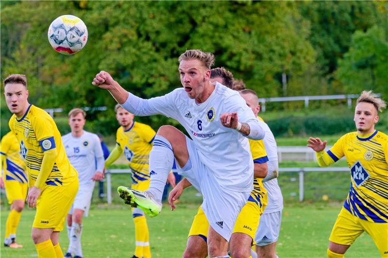 TSG Bad Harzburg lässt sich erneut auskontern Der Bad Harzburger Julian Ahrens (r.) fixiert den Ball. Am Ende steht auf dem neuen Rasenplatz eine 1:3-Niederlage gegen Germania Wolfenbüttel zu Buche. Foto: Drechsler