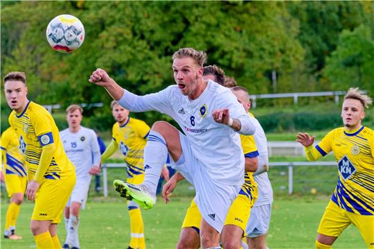 Der Bad Harzburger Julian Ahrens (r.) fixiert den Ball. Am Ende steht auf dem neuen Rasenplatz eine 1:3-Niederlage gegen Germania Wolfenbüttel zu Buche. Foto: Drechsler