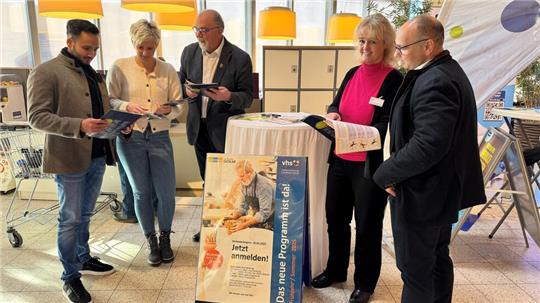 Der Bad Harzburger KVHS-Außenstellenleiter Hans-Peter Dreß (Mitte) wirbt mit Mitarbeitern für das neue Semester.