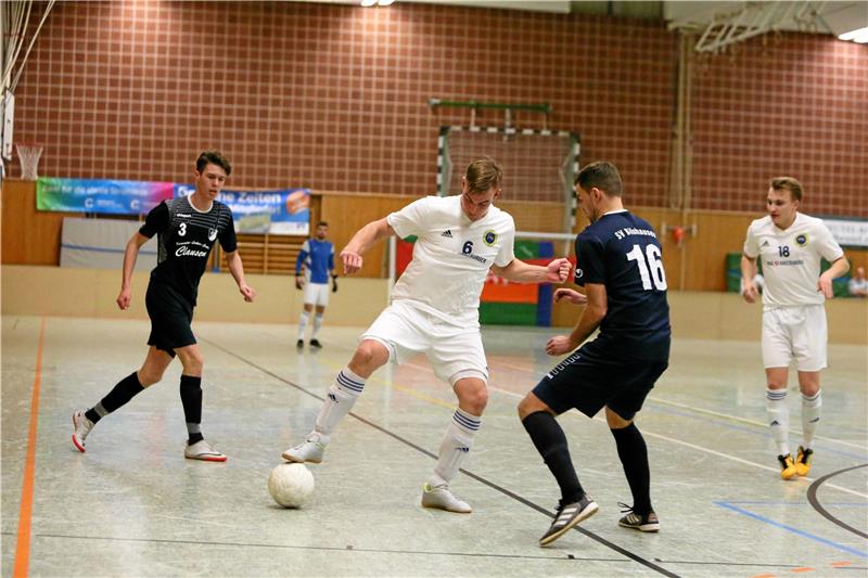 Der Bad Harzburger Kai Zechel (am Ball) im Finale des Bezirksturniers der Clausthaler Hallenturnierserie 2020 gegen den späteren Sieger Blau-Weiß Bilshausen. Beide Mannschaften treten auch in diesem Jahr im Oberharz an. Foto: GZ-Archiv