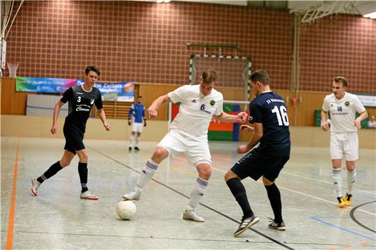 Der Bad Harzburger Kai Zechel (am Ball) im Finale des Bezirksturniers der Clausthaler Hallenturnierserie 2020 gegen den späteren Sieger Blau-Weiß Bilshausen. Beide Mannschaften treten auch in diesem Jahr im Oberharz an. Foto: GZ-Archiv