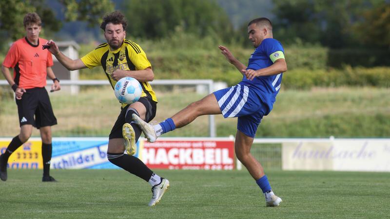 Der Bad Harzburger Kapitän Filipe Almeida im Kampf um den Ball. Mit einem Freistoß von ihm, der am Pfosten landet, kommt die TSG dem Sieg ganz nah, am Ende geht die Partie gegen den FC Viktoria Thiede aber 0:0 aus. 