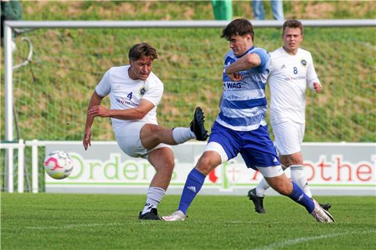 Der Bad Harzburger Kay Petermann (li.) zieht in dieser Szene voll durch, am Ende aber jubeln im Sportpark Luis Berkefeld und Union Salzgitter. Foto: Gietemann