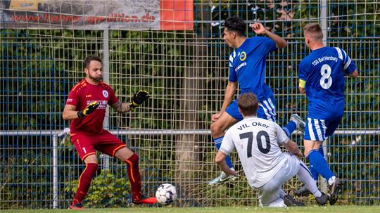 Der Bad Harzburger Slavcho Uzunov erzielt in dieser Szene aus dem Hinspiel das zwischenzeitliche 1:1 gegen Okers Torhüter Pierre Holzberg. TSG-Kapitän Christian Schubert und VfL-Spieler André Wolf kommen nicht an den Ball.