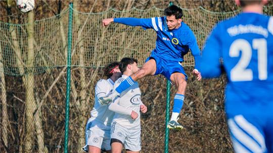 Der Bad Harzburger Slavcho Uzunov setzt sich bei diesem Kopfball gegen Hamza Kocabay und Baran Dogan durch. Foto: Drechsler